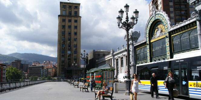 Située au rez-de-chaussée de cette tour, la salle de consommation est située en plein centre-ville de Bilbao, à quelques mètres de la grande gare Santander (à droite).