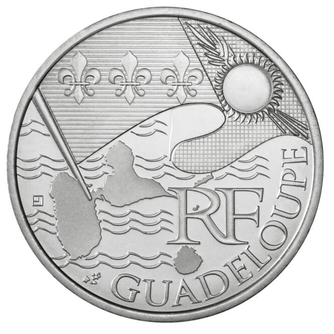 Une pièce de 10 euros en argent massif à l'effigie de la Guadeloupe. 