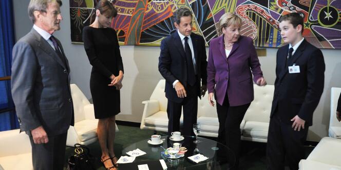 M. Kouchner, Mme Bruni-Sarkozy, M. Sarkozy, avec son fils Louis, et Mme Merkel, au siège des Nations unies, lundi 20 septembre.