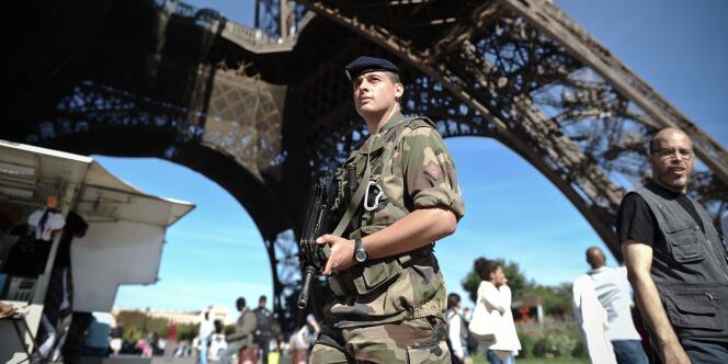 Des soldats surveillent la Tour Eiffel, le 20 septembre 2010.