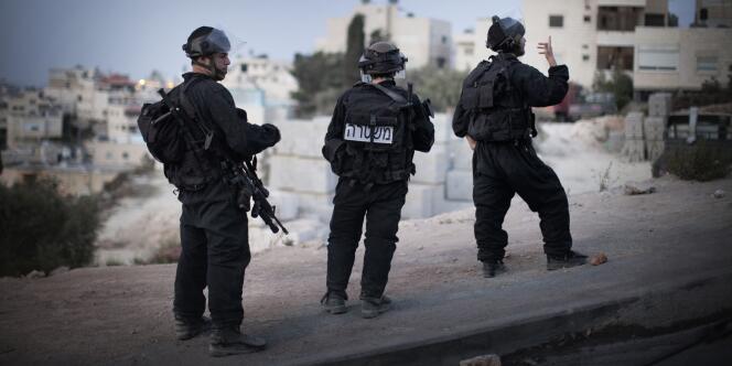Des policiers israéliens en position lors de heurts après la mort d'un Palestinien tué par un garde de sécurité israélien.