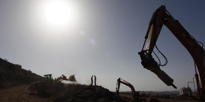 Un bulldozer dans la colonie d'Ariel, en Cisjordanie, lundi 27 septembre.