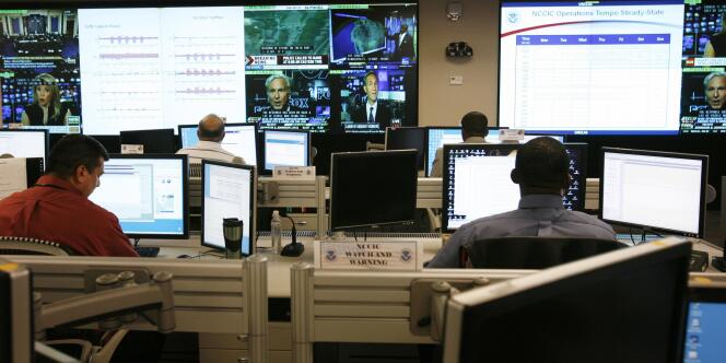 Des analystes se préparent au lancement de Cyber Storm III, une simulation de guerre informatique aux Etats-Unis en 2010.