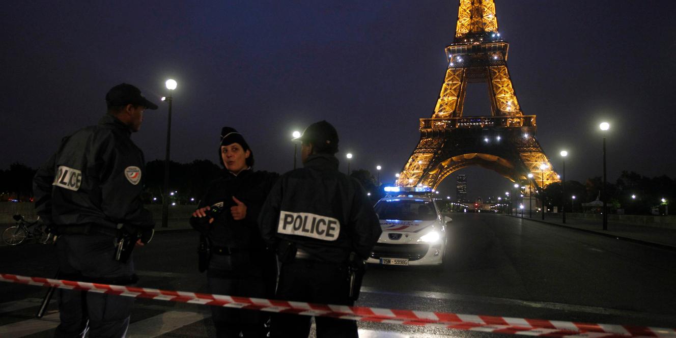 Evacuation de la tour Eiffel après une alerte à la bombe