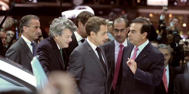 Le PDG de Renault-Nissan, Carlos Ghosn, avec Nicolas Sarkozy et l'ancien ministre du développement durable, Jean-Louis Borloo, lors du Salon de l'automobile, en octobre 2010.