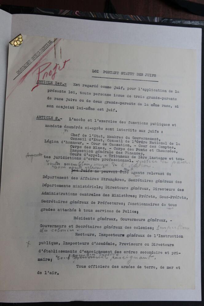 Première page d’un document de cinq pages décrétant un statut pour les juifs sous le gouvernement de Vichy en 1940.