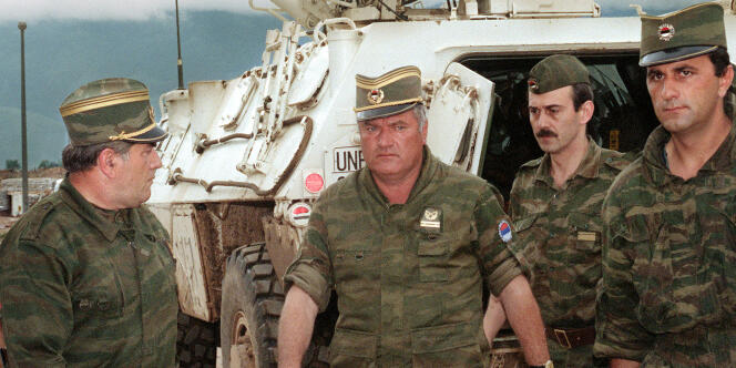 Le général Ratko Mladic (au centre), commandant de l'armée serbe de Bosnie, en août 1993. 