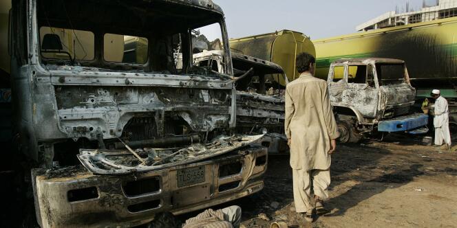 Des Pakistanais sur les lieux de l'attaque des camions de l'OTAN, le 4 octobre 2010.