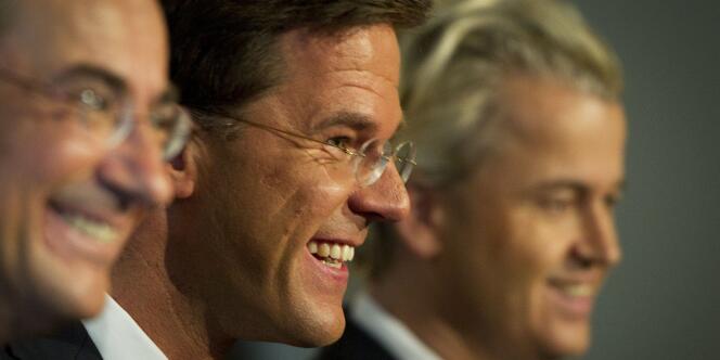Mark Rutte, le chef du gouvernement néerlandais et candidat à sa réélection (au centre) et Geert Wilders le leader d'extrême droite (à droite).