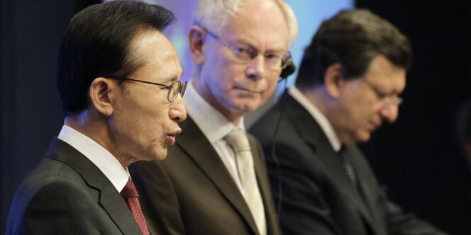 Le président sud-coréen, Lee Myung-bak, le président du Conseil européen, Herman Van Rompuy et le président de la Commission européenne, José Manuel Barroso, à Bruxelles, mercredi 6 octobre.