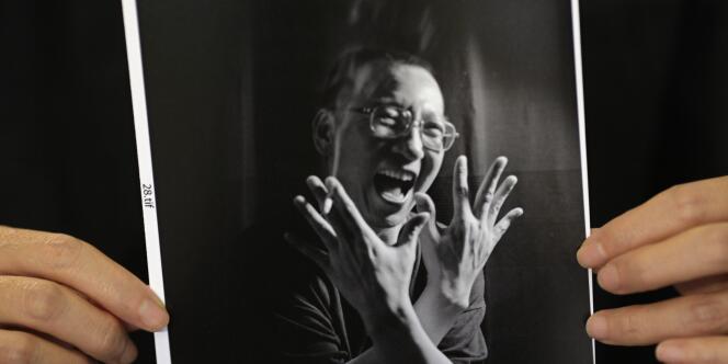 Photo de Liu Xiaobo dans les mains de son épouse, Liu Xia, le 3 octobre 2010. 