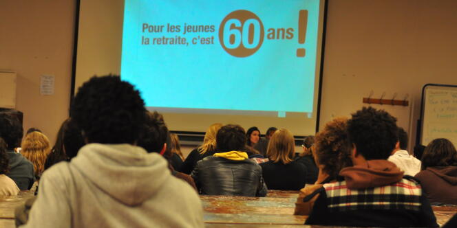 Un document présente les principaux points de la réforme des retraites, lors de l'assemblée générale organisée par les syndicats étudiants de Paris 4, le 11 octobre.