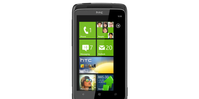 Le HTC 7 Trophy, l'un des téléphones utilisant le nouveau système d'exploitation de Microsoft, Windows Phone 7. 