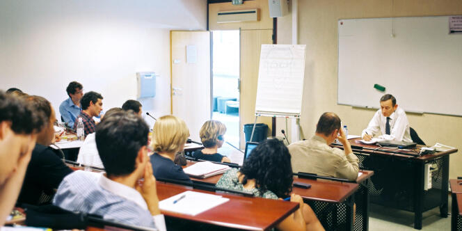 Un cours de simulation de négociations sociales à l'ENA, à Strasbourg.