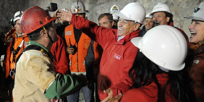 Le président chilien Sebastian Piñera tend les bras à Mario Sepulveda, deuxième mineur sorti de la mine, mercredi 13 octobre.