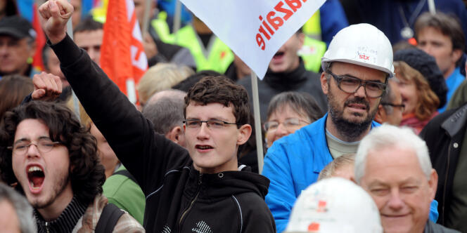 Des salariés de la raffinerie Total de Donges (Loire-Atlantique) et des étudiants lors d'une manifestation vendredi 15 octobre à Saint-Nazaire.