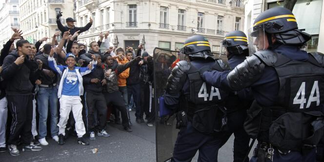 Faec à face entre lycéens et policiers, à Lyon, le 15 octobre.