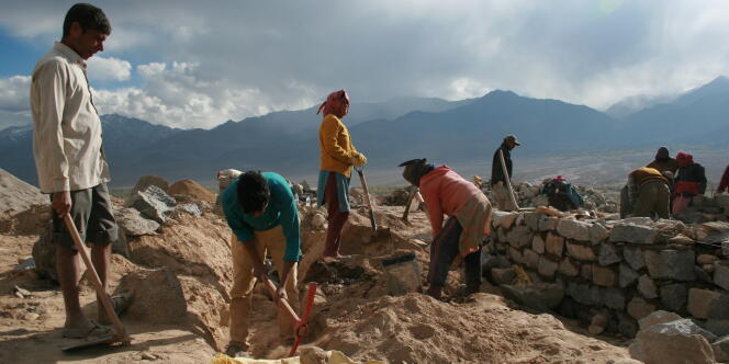 La main-d’œuvre qualifiée, originaire d’autres régions, a quitté le Ladakh après les inondations. Sans elle, les travaux n’avancent pas vite.