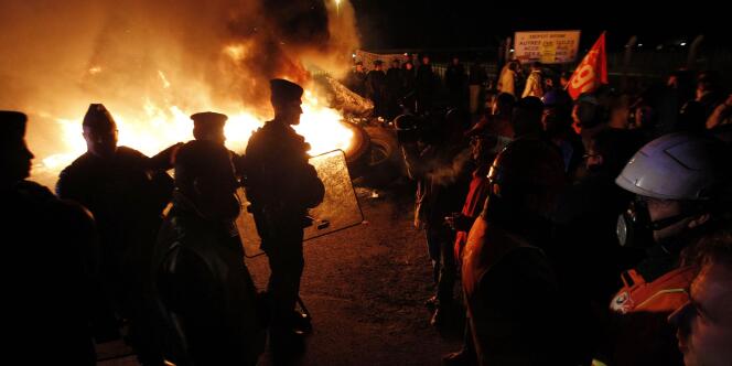 Gendarmes mobiles et manifestants face à face, à Donges, en Loire-Atlantique, le 20 octobre 2010.