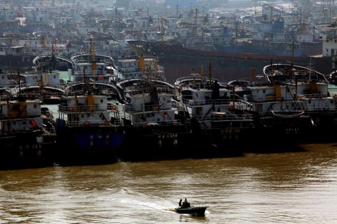 Des navires de pêche chinois dans le port de Haikou.