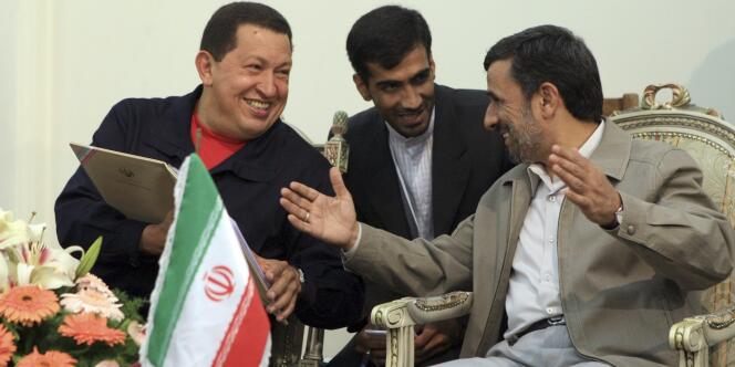 Le président vénézuélien Hugo Chavez et son homologue iranien Mahmoud Ahmadinejad, le 20 octobre 2010 à Téhéran.