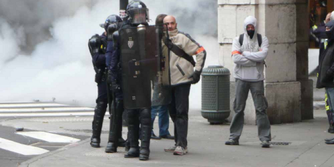 Sur cette image prise par un militant du Front de gauche à Chambéry en marge d'une manifestation, on distingue des policiers, portant un brassard, mais aussi des vêtements civils destinés à leur permettre d'infiltrer les cortèges.