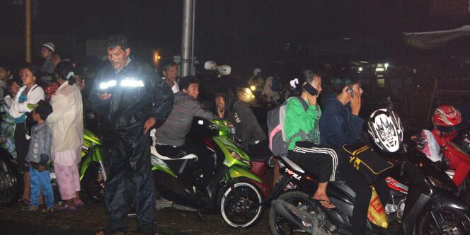 Sur l'île de Sumatra, les Indonésiens tentaient, lundi 25 octobre au soir, de rejoindre la ville de Padang, située sur les hauteurs, après l'alerte au tsunami émise par les autorités.