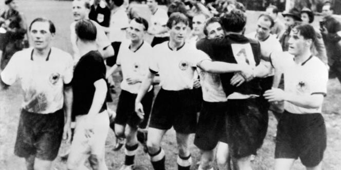 Les joueurs de la Mannschaft célèbrent leur victoire en finale de la Coupe du monde 1954, le 4 juillet à Berne.
