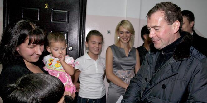 Le président Medvedev en visite dans les îles Kouriles, le 1er novembre.  