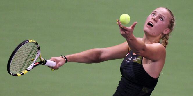 Caroline Wozniacki au service lors de la finale du tournoi de Doha, le 31 octobre.