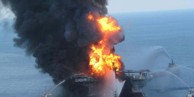 La plate-forme pétrolière Deepwater Horizon en feu, le 21 avril 2010, dans le golfe du Mexique.