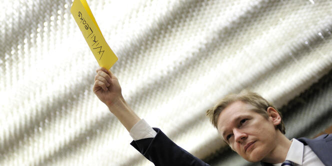 Julian Assange, le porte-parole de WikiLeaks, demande la parole lors d'une réunion entre des ONG et le département d'Etat américain, le 5 novembre à Genève.