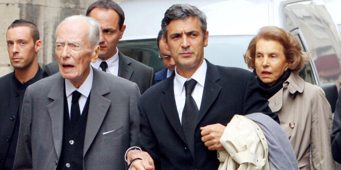 De gauche à droite : André Bettencourt, son majordome Pascal Bonnefoy, et Liliane Bettencourt à Paris, en juillet 2007.