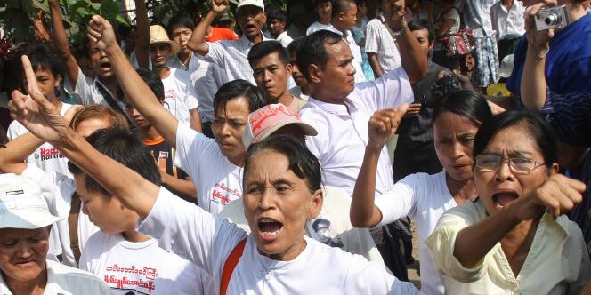 Ils sont près de 600 à s'être réunis, samedi 13 novembre, devant la villa d'Aung San Suu Kyi à Rangoun, en Birmanie.  