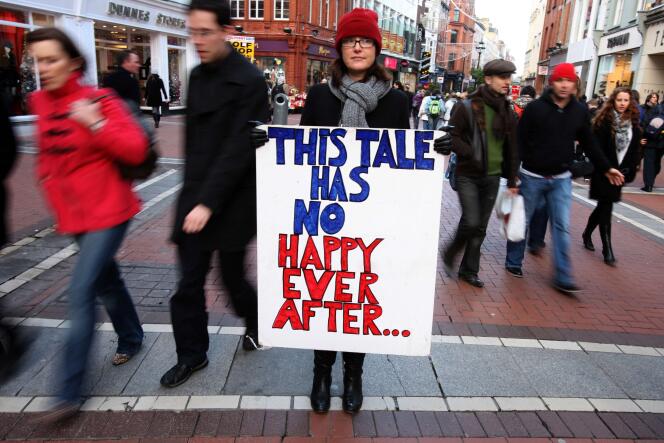 Une manifestante contre la crise économique à Dublin, le 12 novembre 2010.