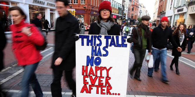 Une manifestante contre la crise économique à Dublin, le 12 novembre 2010.
