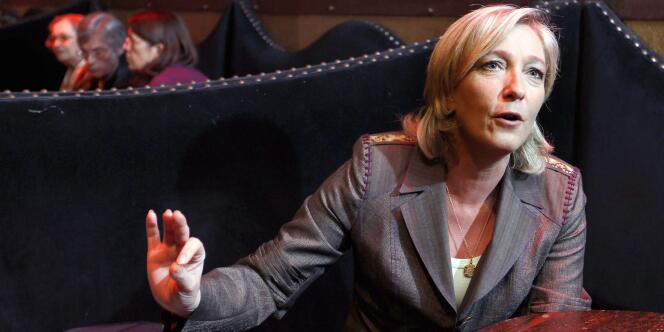 Marine Le Pen s'exprime le 14 novembre dans une discothèque à Paris, lors d'un point de presse précédant une réunion de campagne interne pour la présidence du FN.