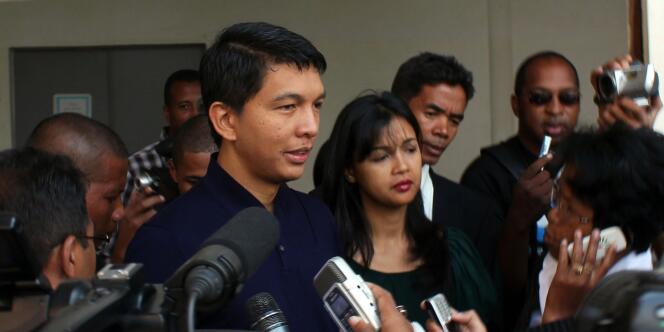 Le leader de Madagascar, Andry Rajoelina, à la sortie du bureau de vote de son quartier.