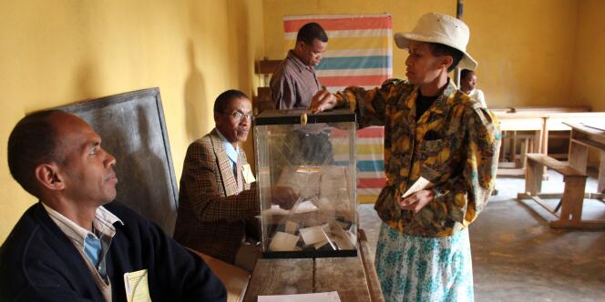 Un bureau de vote dans la capitale de Madagascar, Antananarivo, lors du référendum du 17 novembre.