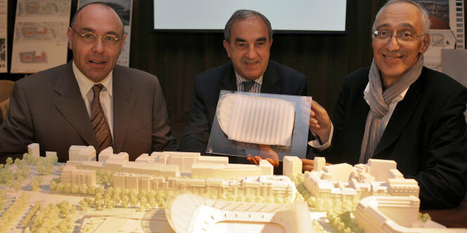 Le directeur général de la FFT, Gilbert Ysern, le président Jean Gachassin, et l'architecte français Marc Mimram présentent le projet d'extension de Roland-Garros, en mai 2009 à Paris.