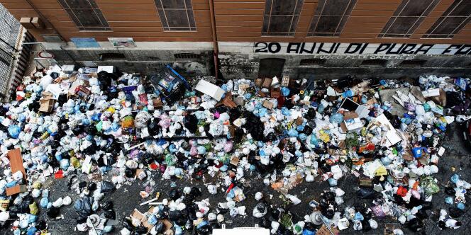 Des milliers de tonnes de déchets s'entassent dans les rues de la troisième ville d'Italie en dépit des protestations des habitants.