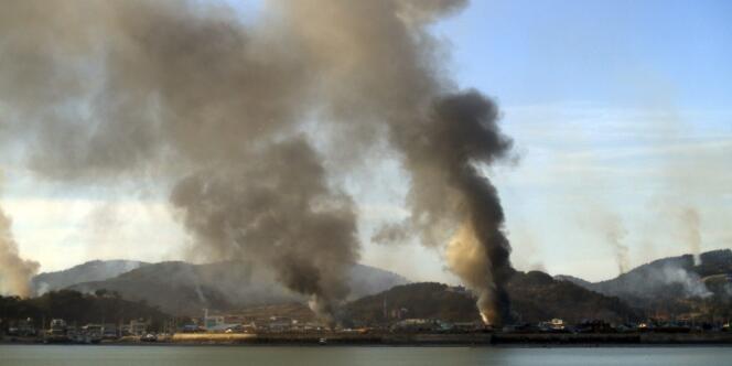 D'abondantes fumées s'élèvent de l'île de Yeonpyeong après des tirs d'obus nord-coréens, mardi matin.