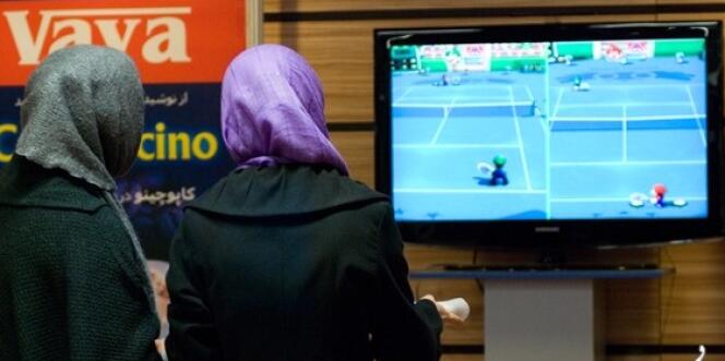 De jeunes Iraniennes jouent à la Wii, la console de Nintendo.