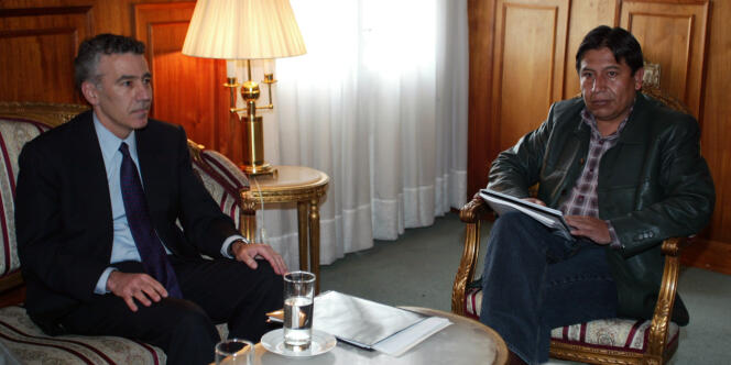 L'ambassadeur américain en Bolivie ( à gauche), Phillip Goldberg lors d'une rencontre, en février 2008, avec David Choquehuanca ( à droite), le ministre des affaires étrangères bolivien.