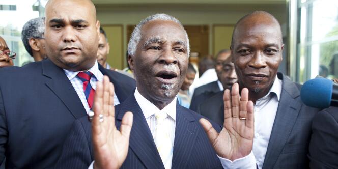 L'ancien président sud-africain Thabo Mbeki lors de son arrivée à Abidjan, dimanche 5 décembre.