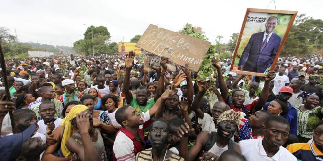 Avec deux présidents et deux premiers ministres, la crise politique née du scrutin s'aggrave en Côte d'Ivoire.