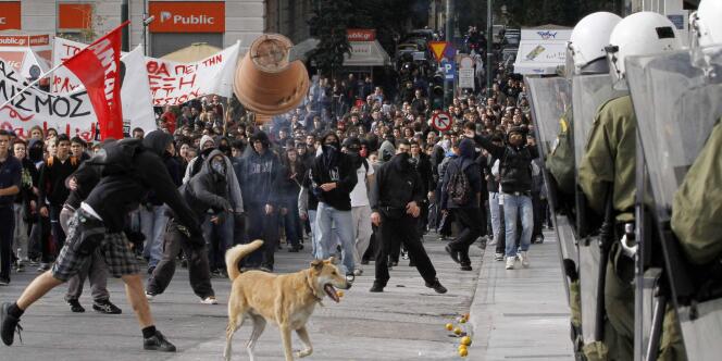 Manifestation dans le centre-ville d'Athènes, lundi 6 décembre.