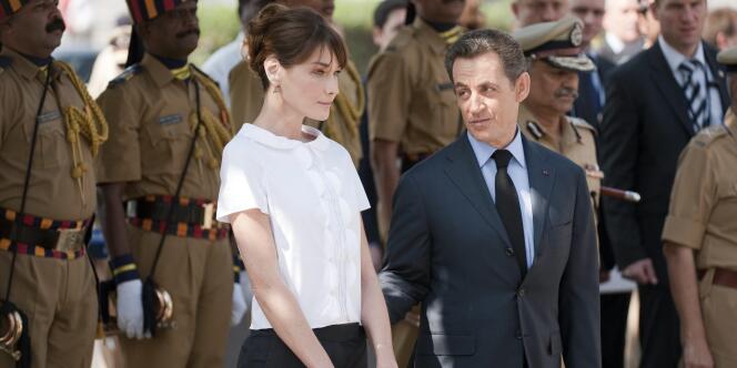La présence de Carla Bruni-Sarkozy a accru l'attention portée par les médias indiens à la visite du président français. Ici, mardi 7 décembre, à Mumbai. 