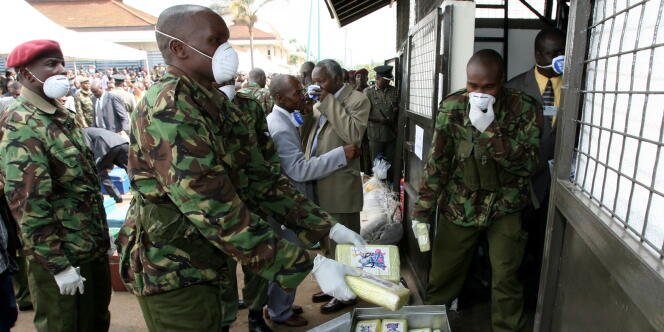 Des sachets de cocaïne vont être détruits par l'armée kényane, à Nairobie, le 31 mars 2006.