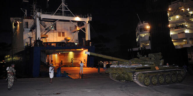Des chars T-72 dans le port de Mombasa, au Kenya, le 14 février 2009.